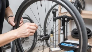 自転車のスポーク調整は1/4回転ずつ｜横振れ0.5mmまで直す手順と工賃1,870円のアイキャッチ画像